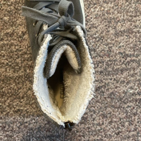Converse Lined grey boots. Size 8 1/2 - Picture 3 of 3